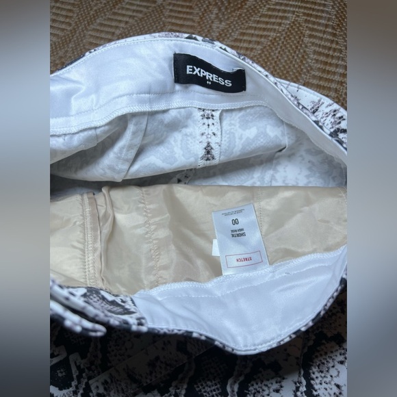 Express Women's Snake Print Stretch Shortie High Rise Belt Shorts,Size 00 - Picture 6 of 8